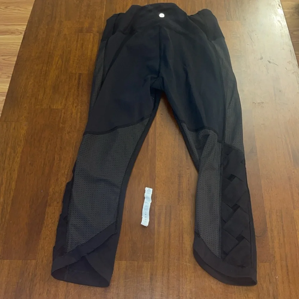 Lululemon Black Capri Mesh Criss Cross Leggings. Size 8.